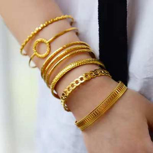 Bracelet manchette plaqué or élégant avec détails gravés et design polyvalent pour un style urbain sophistiqué