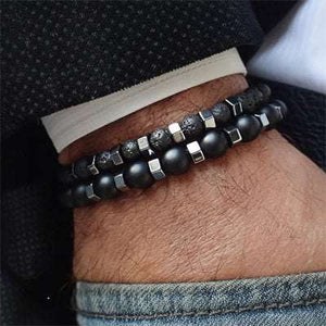bracelet perle homme élégant en onyx mat avec intercalaires métalliques sur poignet masculin