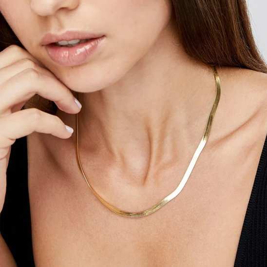 Colliers femme élégants à chaîne plate serpent, minimalistes et polyvalents pour un style chic et confortable au quotidien.