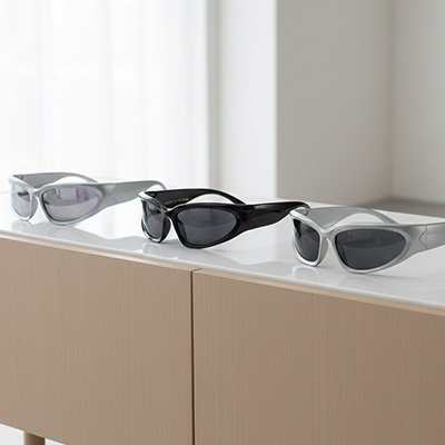 Lunette de soleil femme élégante avec protection UV optimale et design enveloppant.