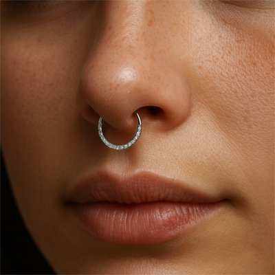 Piercing nez hypoallergénique fin pavé de pierres scintillantes en matériaux nobles