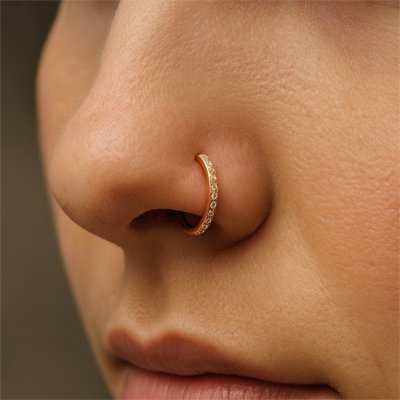 Piercing nez hypoallergénique en or serti de pierres scintillantes élégantes et discrètes
