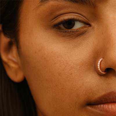 Piercing nez hypoallergénique en or rose avec pierres scintillantes, éclat discret et confort optimal