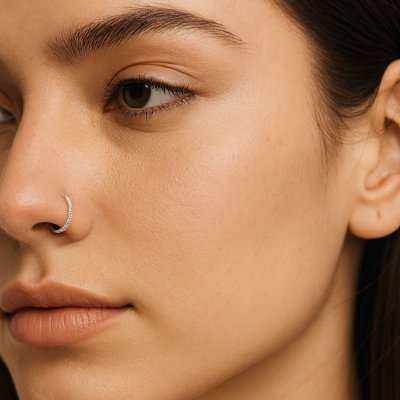 Piercing nez hypoallergénique en or rose pavé délicat et élégant pour peau sensible